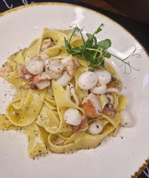 Pappardelle cu Fructe de Mare in Sos de Vin Alb cu Unt